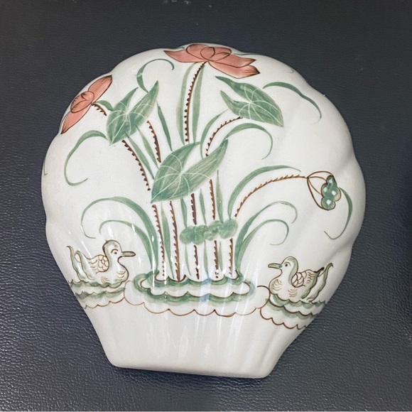 Handpainted Ducks & Lilies Porcelain Scalloped Shell Lidded Trinket Box - Picture 12 of 16